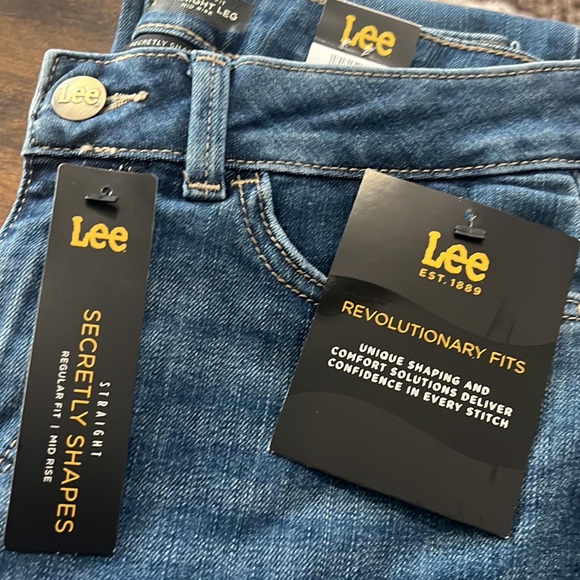 Lee Women's Regular Fit Straight Leg Jean size 6 - Picture 4 of 4